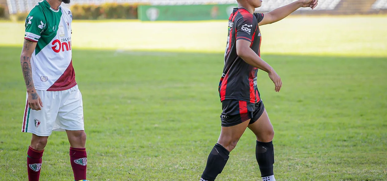 Jogador do Fluminense se preparando para cobrar falta