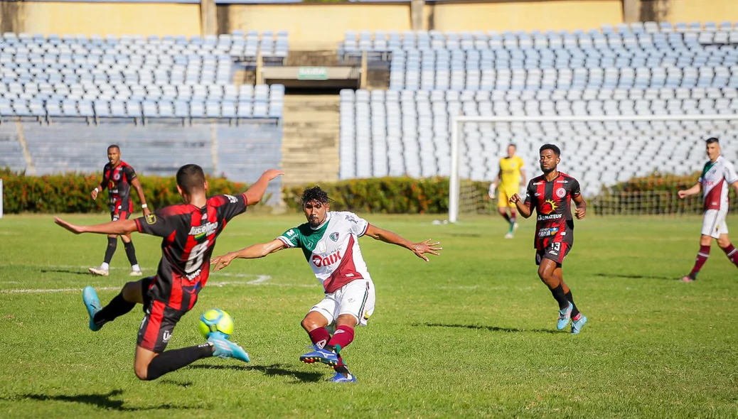 Jogador do Juventude bloqueia chute de Tiaguinho