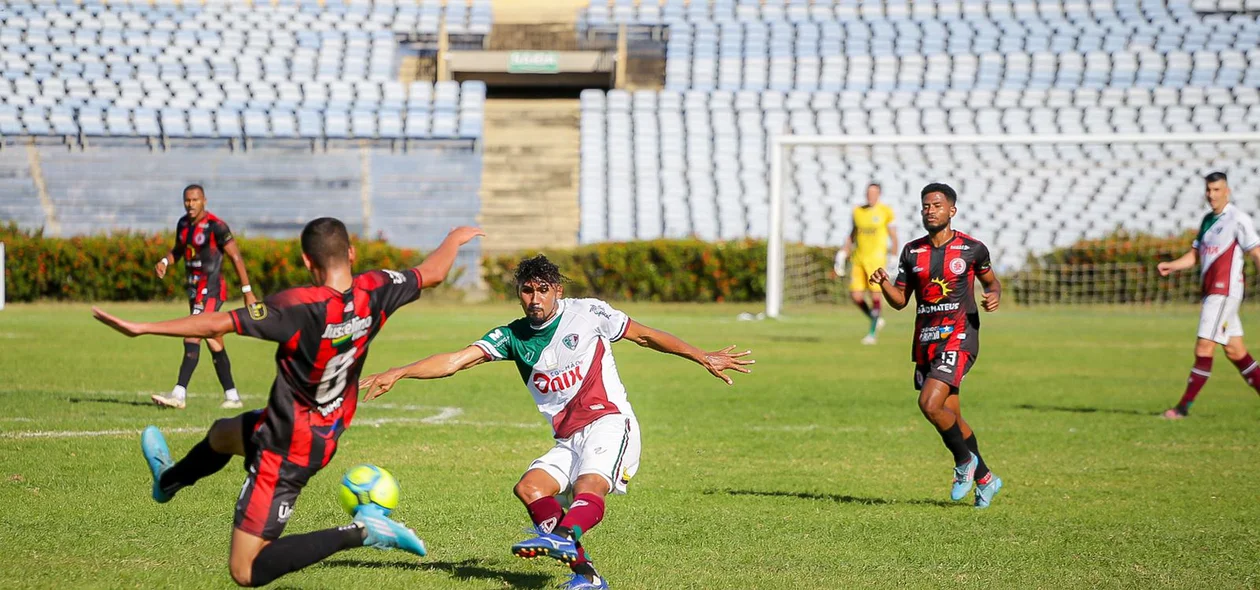 Jogador do Juventude bloqueia chute de Tiaguinho