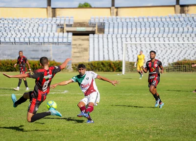Jogador do Juventude bloqueia chute de Tiaguinho