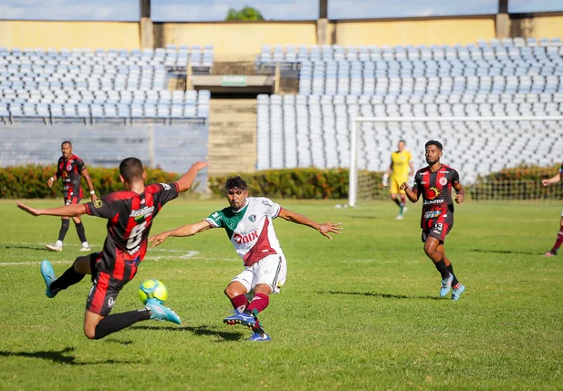 Jogador do Juventude bloqueia chute de Tiaguinho
