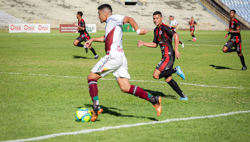 Jogador do Juventude tentando marcar o jogador do Fluminense