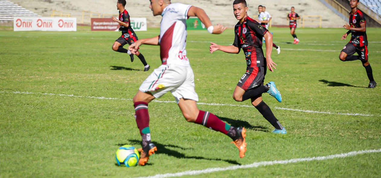 Jogador do Juventude tentando marcar o jogador do Fluminense