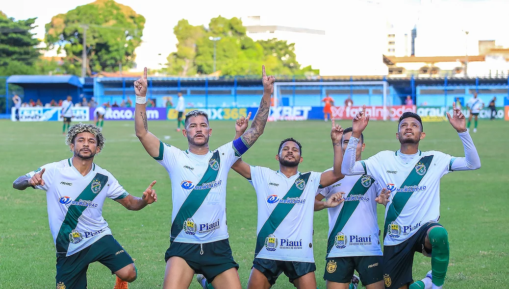 Jogadores comemorando o terceiro gol da equipe