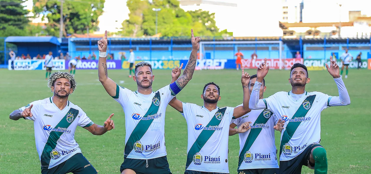 Jogadores comemorando o terceiro gol da equipe