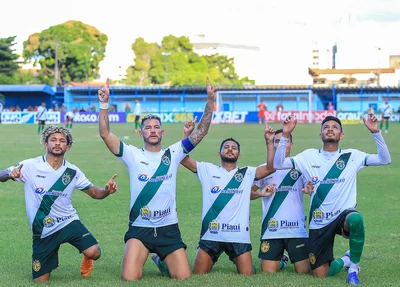 Jogadores comemorando o terceiro gol da equipe