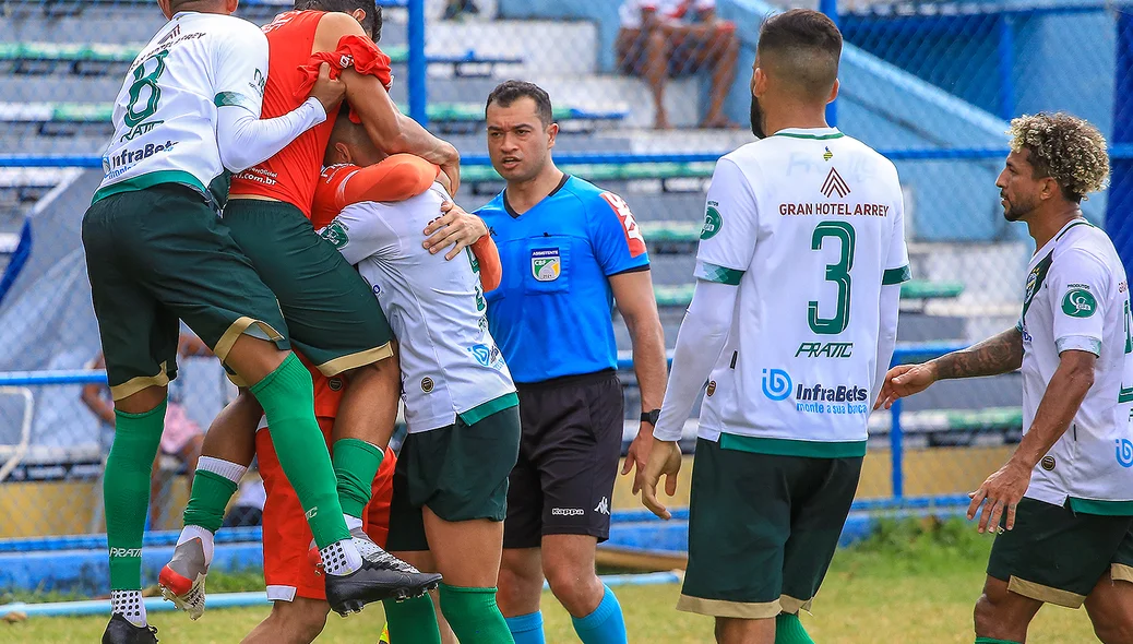 Jogadores do Altos comemorando o segundo gol da equipe