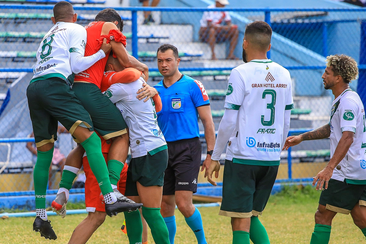 Jogadores do Altos comemorando o segundo gol da equipe