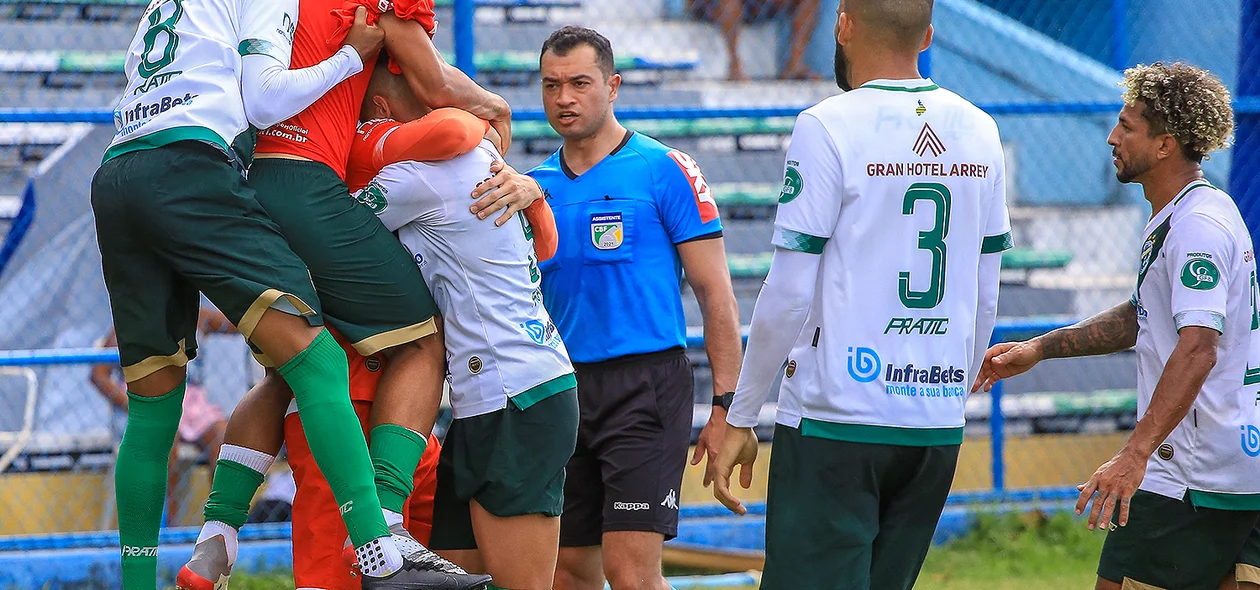 Jogadores do Altos comemorando o segundo gol da equipe