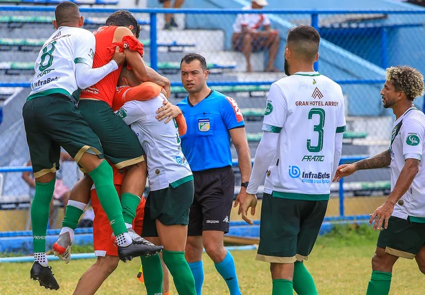 Jogadores do Altos comemorando o segundo gol da equipe