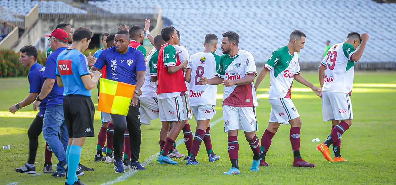 Jogadores do Fluminense comemorando gol