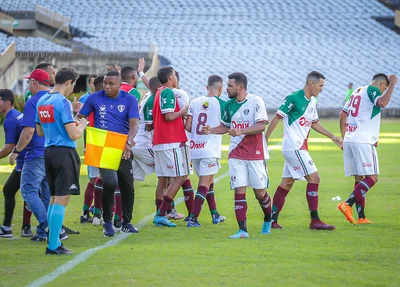 Jogadores do Fluminense comemorando gol
