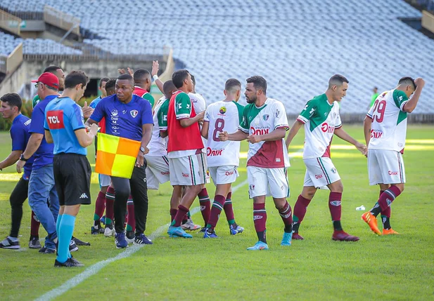 Jogadores do Fluminense comemorando gol