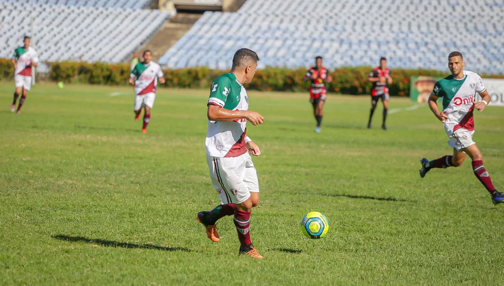 Jogadores do Fluminense trocando passes