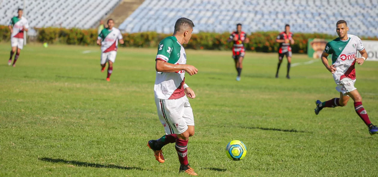 Jogadores do Fluminense trocando passes