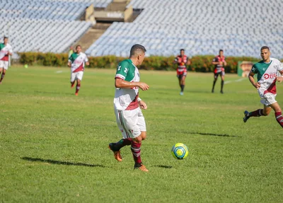 Jogadores do Fluminense trocando passes
