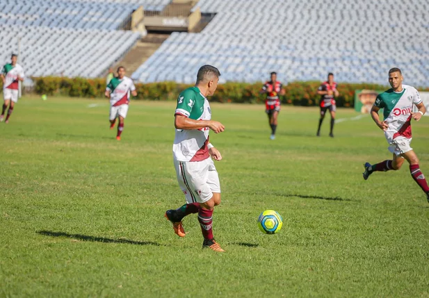 Jogadores do Fluminense trocando passes