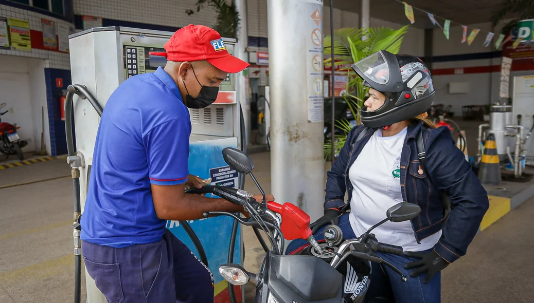 Josilene abastecendo sua motocicleta