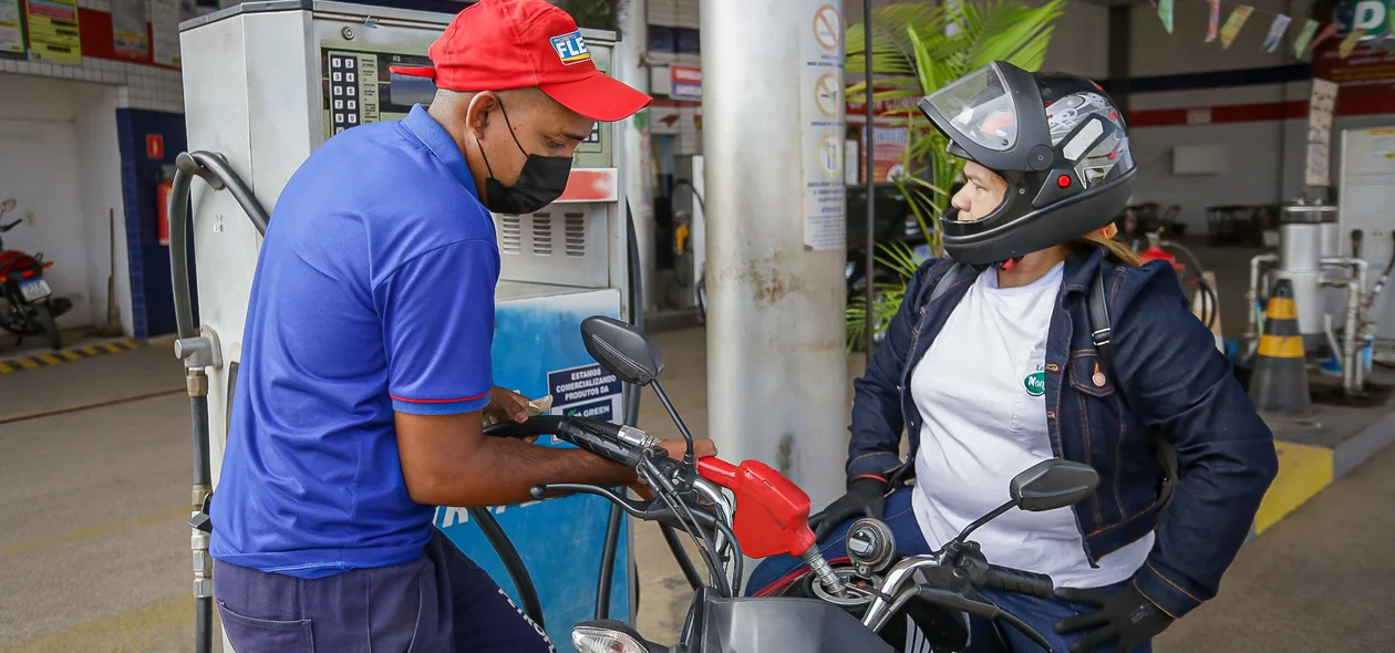 Josilene abastecendo sua motocicleta