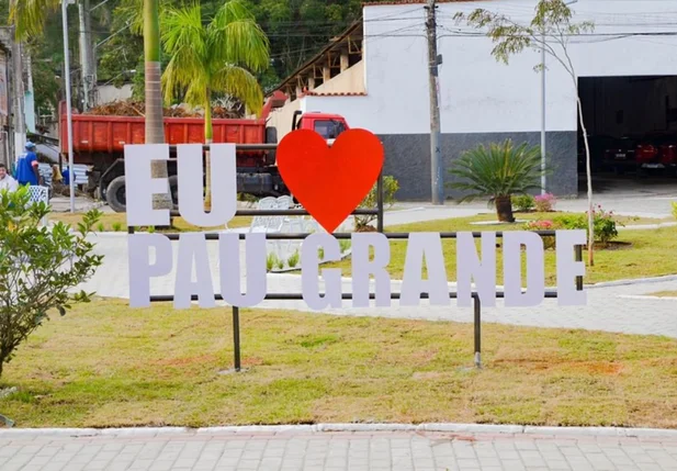 Letreiro instalado pela prefeitura