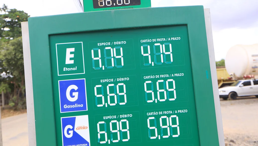 Litro da gasolina comum a R$ 5,67