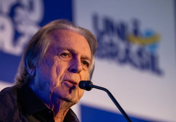 Luciano Bivar desiste de pré-candidatura a presidente e apoio a Lula já no 1º turno.