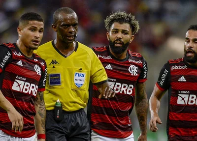 Luiz Flávio de Oliveira cercado por João Gome, Gabriel e Thiago Maia