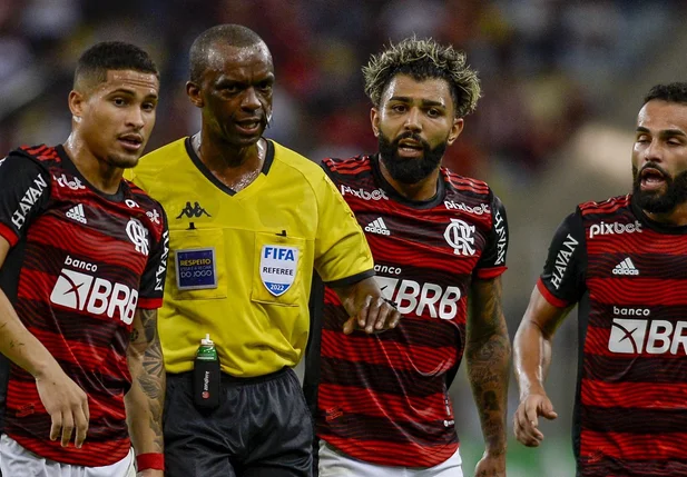 Luiz Flávio de Oliveira cercado por João Gome, Gabriel e Thiago Maia