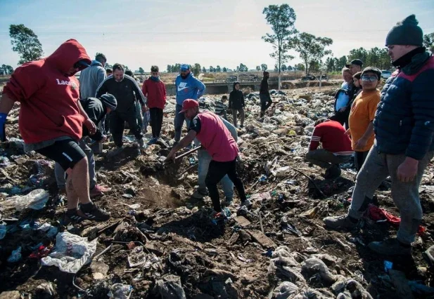 Mais de 75 mil dólares estavam enterradas sob pilhas de lixo.