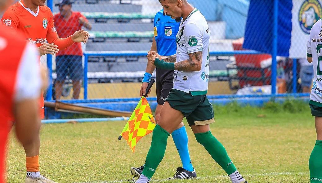 Manoel comemorando o seu gol