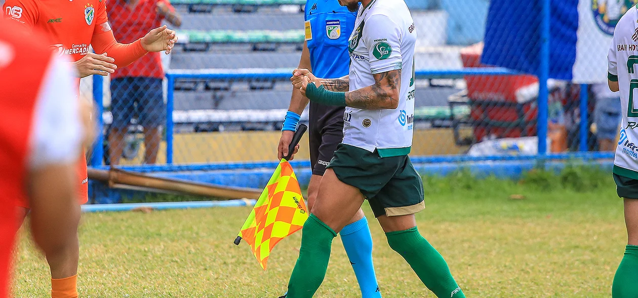Manoel comemorando o seu gol