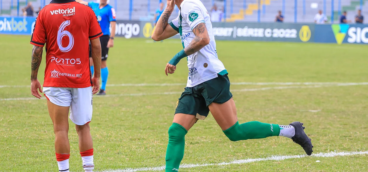 Manoel saiu para comemorar o Gol