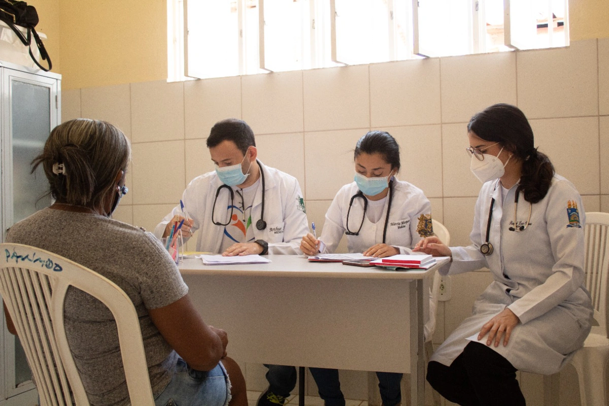 Médicos realizando atendimento