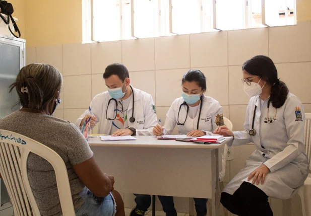 Médicos realizando atendimento