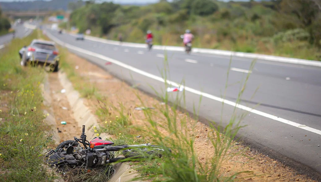 Motocicleta ficou totamente destruída devido ao acidente