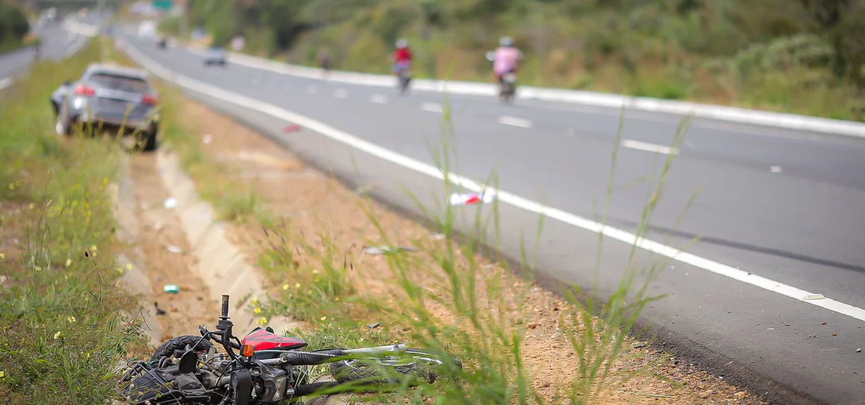 Motocicleta ficou totamente destruída devido ao acidente
