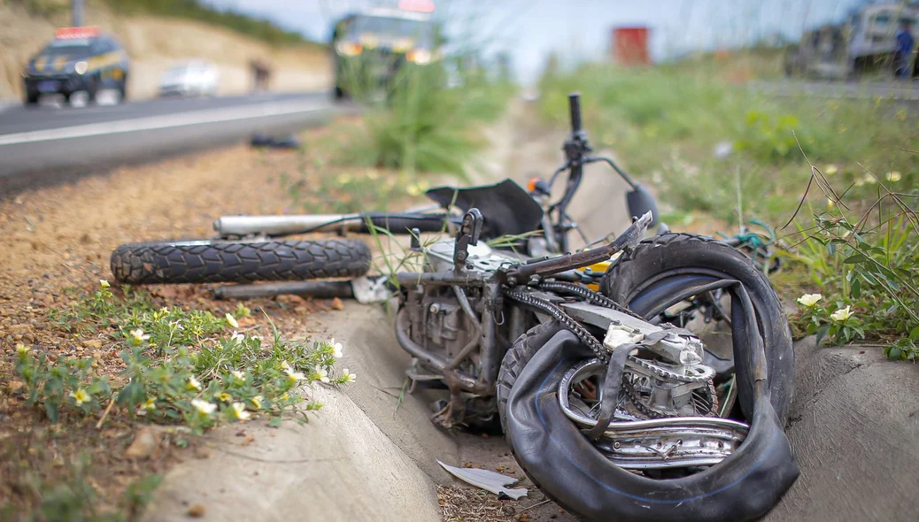 Motocicleta totalmente destruída