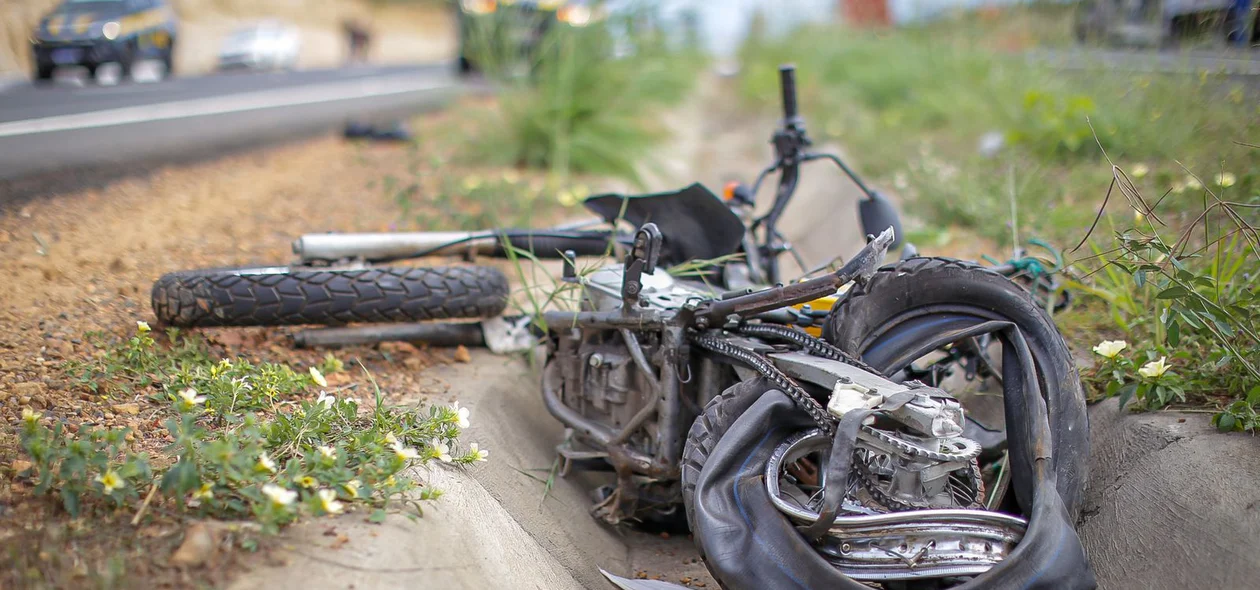 Motocicleta totalmente destruída