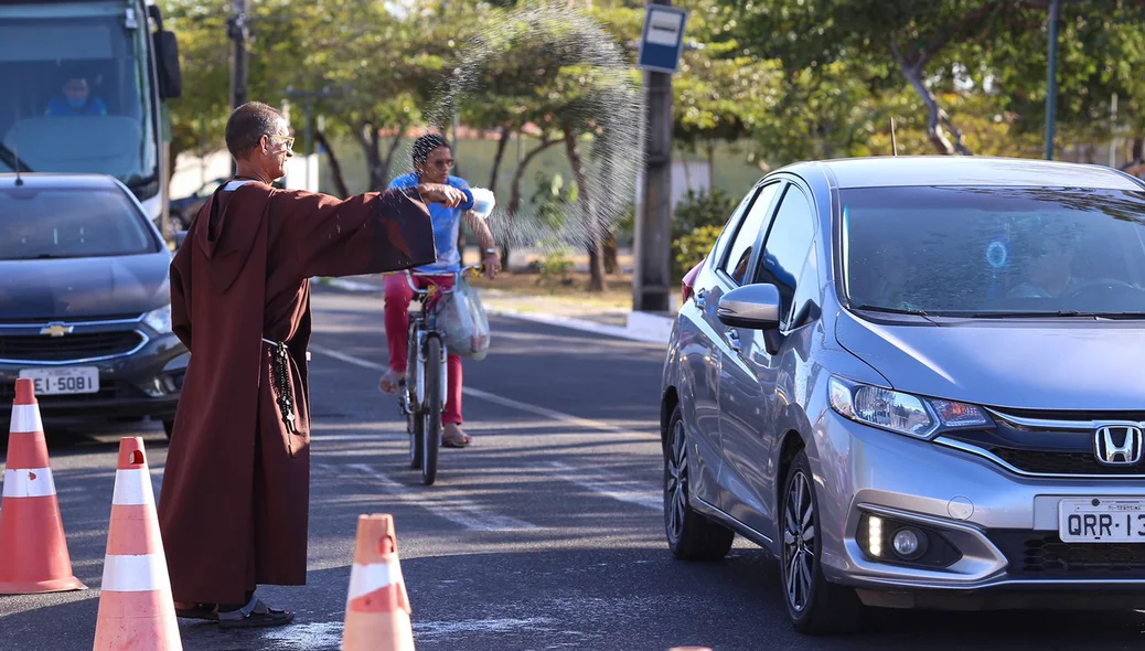 Motoristas recebendo bençãos de São Cristóvão