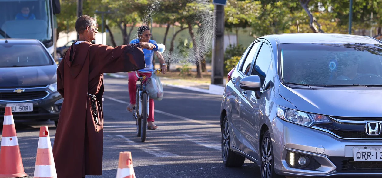 Motoristas recebendo bençãos de São Cristóvão
