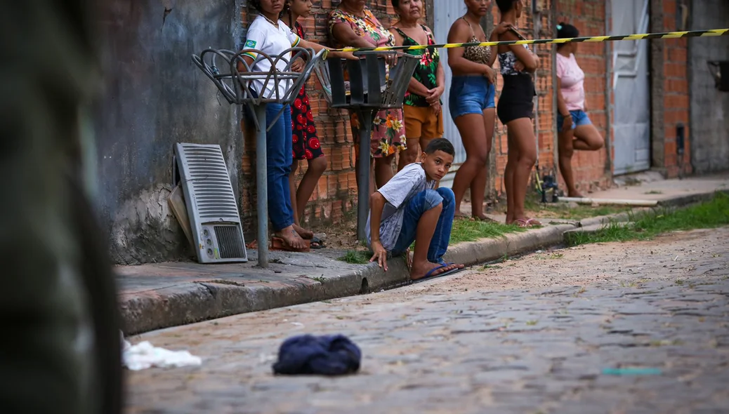 O jovem foi morto com tiro na cabeça e espancado