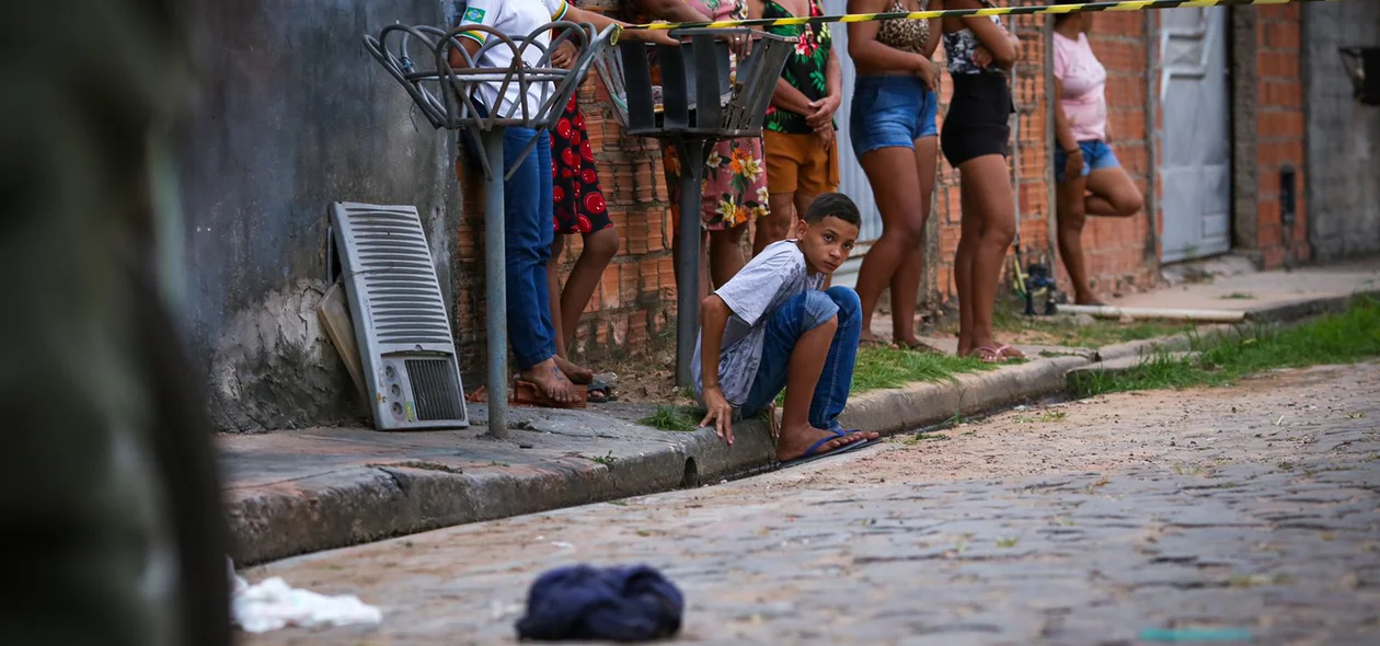 O jovem foi morto com tiro na cabeça e espancado