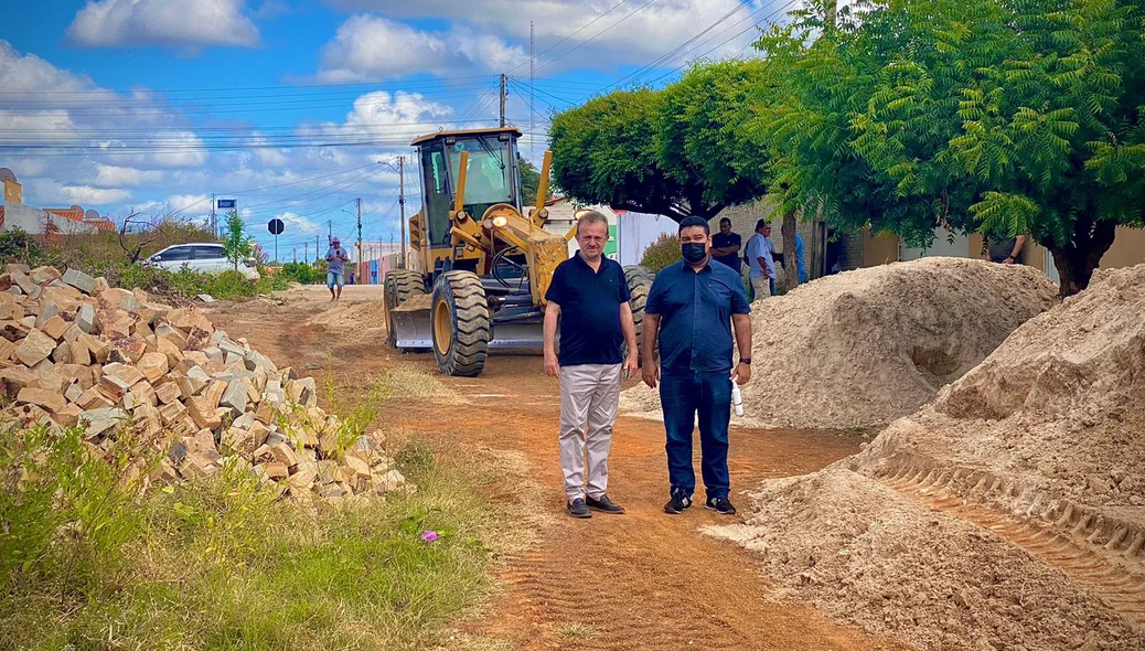 O prefeito Joãozinho Félix e o vereador Chico Wilson acompanharam a obra