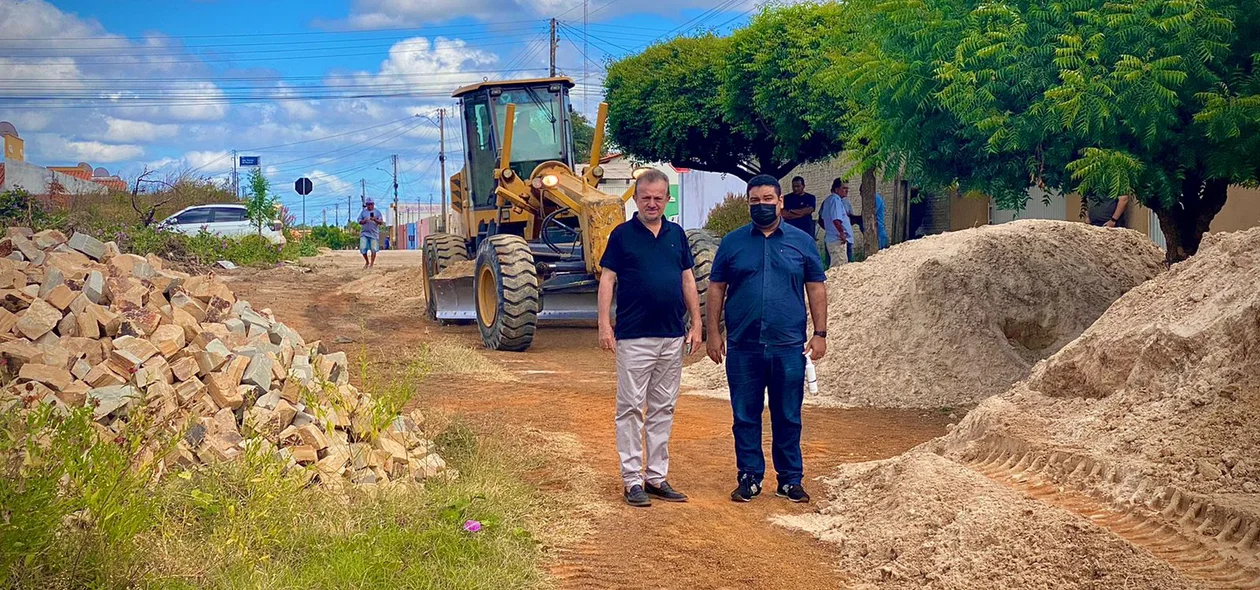 O prefeito Joãozinho Félix e o vereador Chico Wilson acompanharam a obra