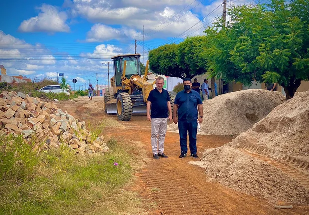 O prefeito Joãozinho Félix e o vereador Chico Wilson acompanharam a obra
