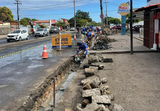 Obras na avenida Centenário.