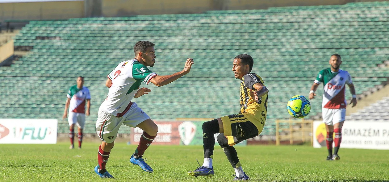Olho no lance de bola entre Fluminense-PI e Castanhal