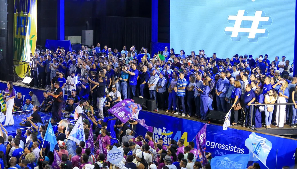Palanque lotado de apoiadores