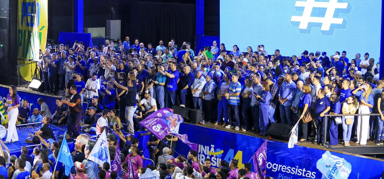 Palanque lotado de apoiadores