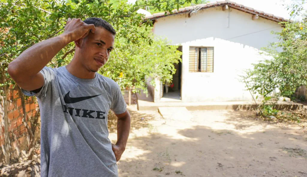 Paulo Vitor em frente a sua casa